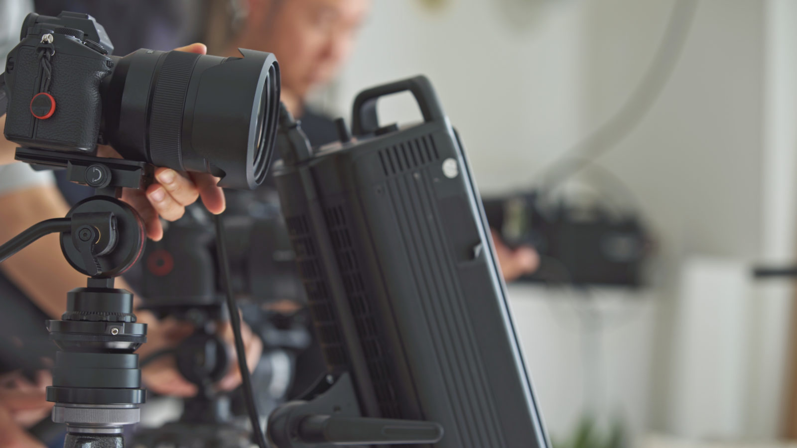 会社紹介動画の構成作成や撮影は外注するのも方法の一つ