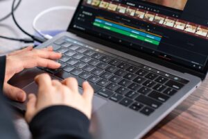 映像制作や動画編集は独学で身につけられる！注意点についても解説